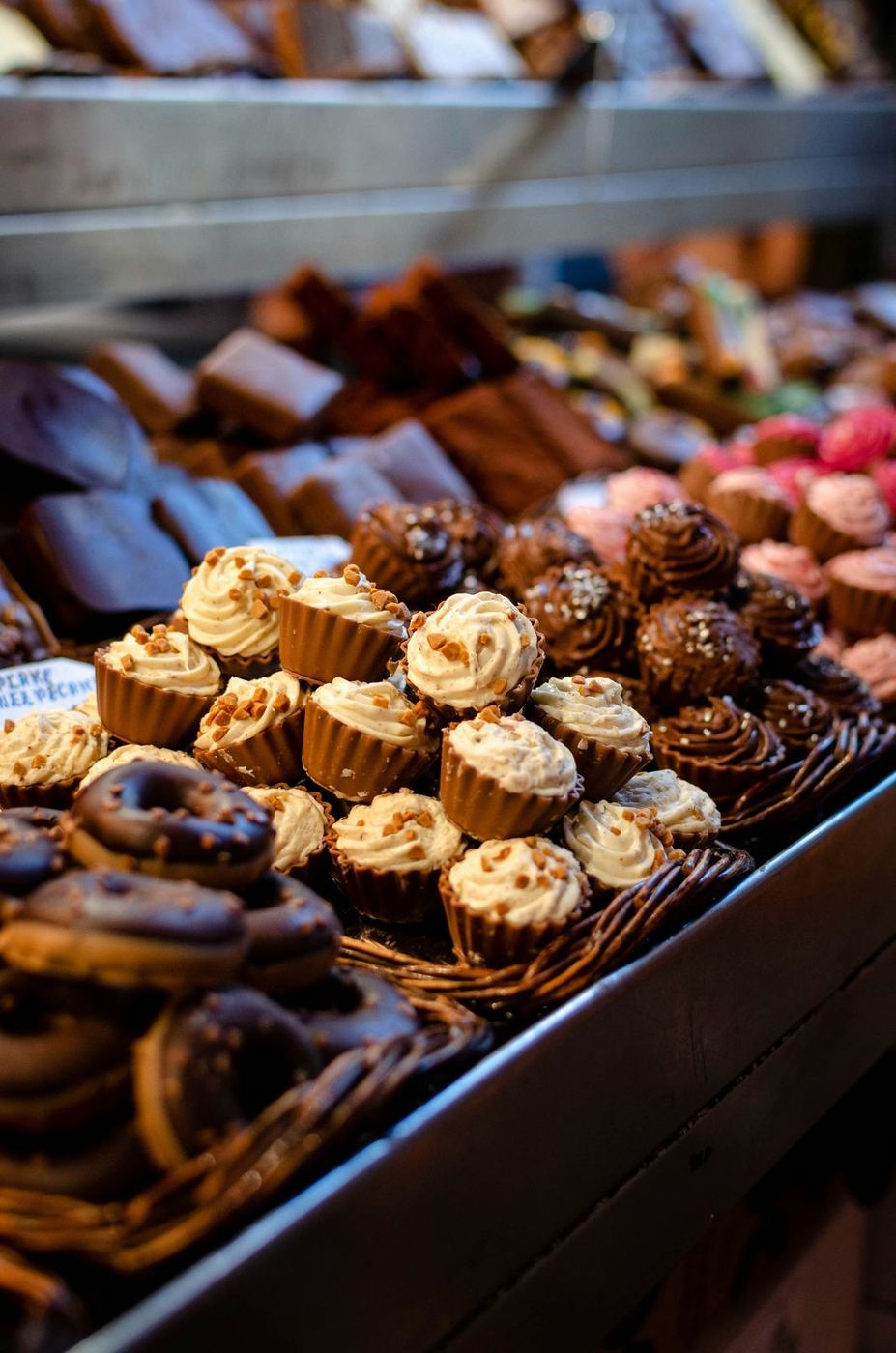 Cupcakes in a bakery case